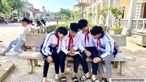 Em học sinh người dân tộc Khơ Mú vượt khó, vươn lên trong học tập