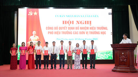 Tân Uyên trao Quyết định bổ nhiệm 42 cán bộ quản lý giáo viên trường học