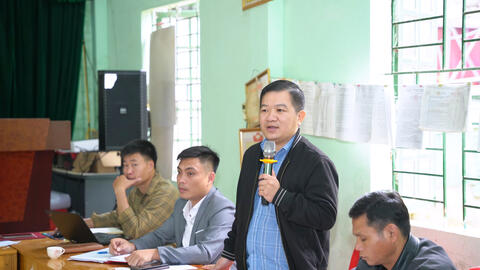 Chủ tịch UBND xã Tân Uyên Chu Văn Thanh tiếp xúc cử tri tại thôn Chom Chăng