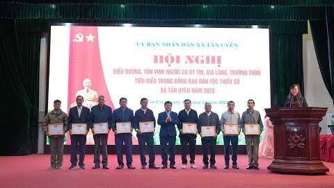 Hội nghị biểu dương, tôn vinh người có uy tín, già làng, trưởng thôn tiêu biểu trong đồng bào dân tộc thiểu số xã Tân Uyên năm 2025