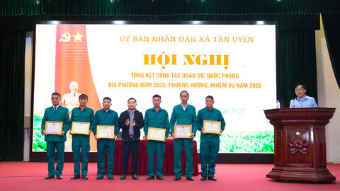 6 cá nhân được Chủ tịch UBND xã Tân Uyên tặng giấy khen có thành tích xuất sắc trong công tác quân sự - quốc phòng năm 2025