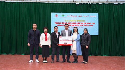 Trao áo ấm và học bổng cho học sinh vùng cao Trường Tiểu học Nậm Cần, Tân Uyên