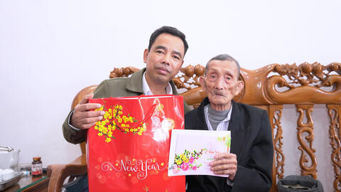 Bí thư Đảng ủy Nguyễn Minh Hiệu thăm, chúc Tết các gia đình chính sách và đảng viên 66 năm tuổi Đảng nhân dịp Tết Bính Ngọ 2026