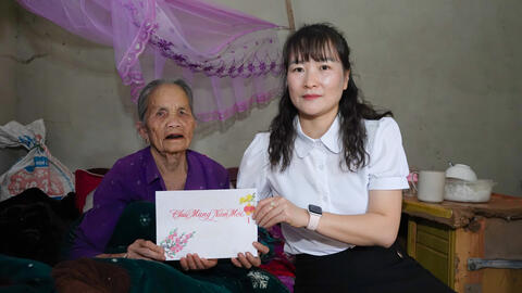 Đồng chí Phó Chủ tịch UBND xã Bùi Thị Minh Hải thăm, tặng quà các gia đình chính sách nhân dịp Tết Bính Ngọ