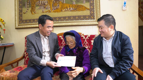 Lãnh đạo Đảng ủy – HĐND – UBND – UBMTTQVN xã thăm tặng quà gia đình chính sách nhân dịp Tết Bính Ngọ 2026