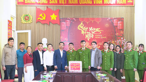 Thường trực Đảng ủy xã Tân Uyên thăm, tặng quà Tết lực lượng vũ trang xã