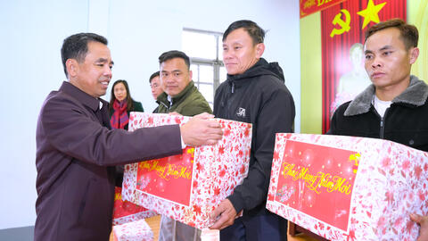 70 xuất quà được trao đến tay hộ nghèo, hộ có hoàn cảnh khó khăn