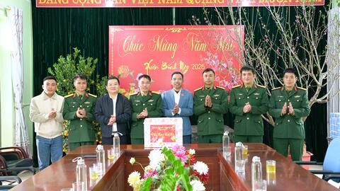 Lãnh đạo Thường trực Đảng ủy thăm, chúc Tết Ban Chỉ huy phòng thủ khu vực 3- Tân Uyên