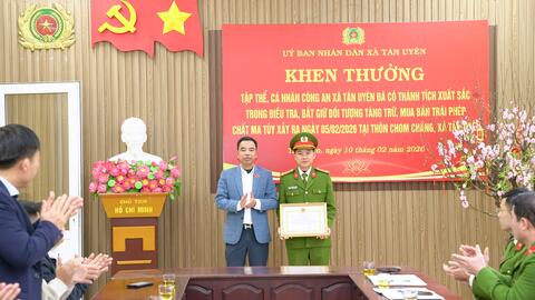Xã Tân Uyên: Khen thưởng đột xuất cho tập thể, cá nhân Công an xã, có thành tích xuất sắc trong điều tra, bắt giữ đối tượng tàng trữ, mua bán trái phép chất ma túy