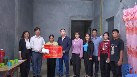 Tân Uyên: Trao nhà Đại đoàn kết cho hộ gia đình khó khăn