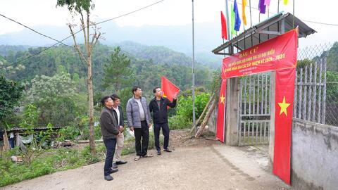 Đồng chí Bí thư Đảng ủy, Nguyễn Minh Hiệu đi kiểm tra công tác chuẩn bị bầu cử tại một số khu vực bỏ phiếu trên địa bàn xã Tân Uyên