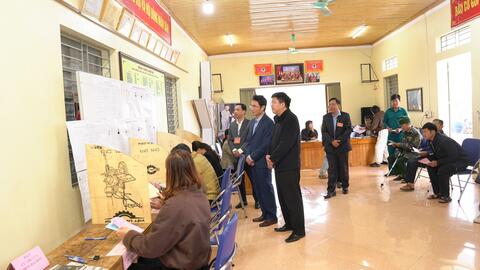 Đồng chí Phó Chủ tịch UBND tỉnh, kiểm tra công tác bầu cử tại xã Tân Uyên