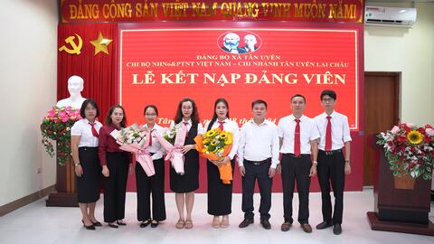 Chi bộ Ngân hàng NN & PTNT chi nhánh Tân Uyên Lai Châu kết nạp Đảng viên mới