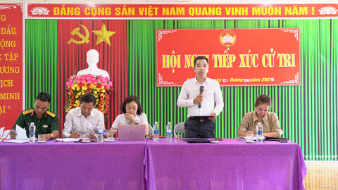 Đồng chí Nguyễn Minh Hiệu, Bí thư Đảng ủy xã tiếp xúc cử tri trước kỳ họp thường lệ giữa năm 2026