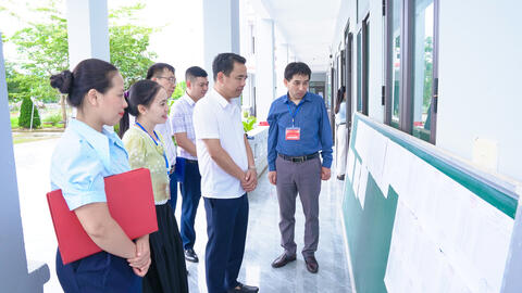 Đồng chí Bí thư Đảng ủy xã Nguyễn Minh Hiệu kiểm tra công tác chuẩn bị tổ chức Kỳ thi tốt nghiệp THPT năm 2026 tại các điểm thi trên địa bàn xã Tân Uyên