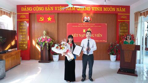 LỄ KẾT NẠP ĐẢNG VIÊN MỚI