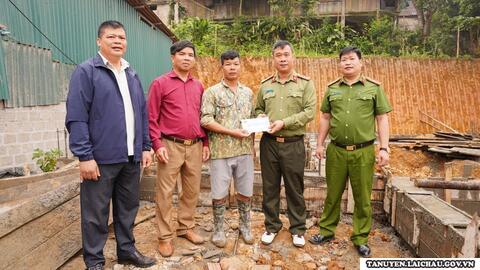Phòng An ninh, Ngoại giao Công an tỉnh Lai Châu hỗ trợ kinh phí xóa nhà tạm, nhà dột nát cho 4 hộ gia đình tại xã Thân Thuộc