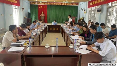 Đồng chí Bùi Huy Phương, Bí thư Huyện ủy cùng đoàn công tác của Huyện ủy kiểm tra tình hình thực hiện Chương trình mục tiêu Quốc gia xây dựng NTM Trung Đồng