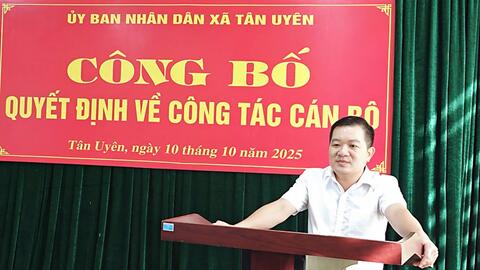 Công bố quyết định về công tác cán bộ