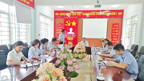 Đồng chí Dương Đình Đức Bí thư Đảng ủy- Chủ tịch HĐND xã thăm - nắm tình hình tại thôn Nà Phát  và một số trường học trên địa bàn xã