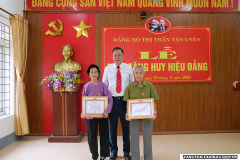 Lễ trao tặng Huy hiệu Đảng đợt 19/5
