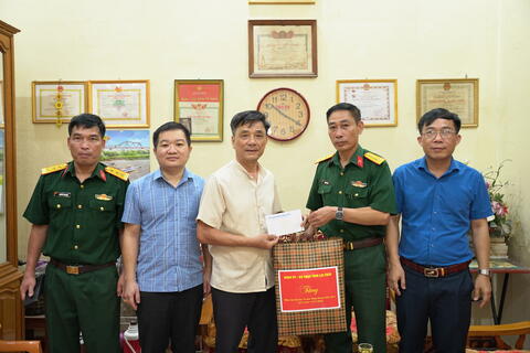 Lãnh đạo Bộ Chỉ huy Quân sự tỉnh Lai Châu thăm tặng quà các gia đình chính sách trên địa bàn xã Tân Uyên nhân dịp 78 năm Ngày Thương binh, liệt sĩ 27/7