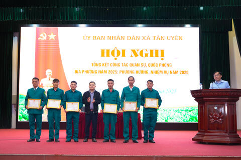 6 cá nhân được Chủ tịch UBND xã Tân Uyên tặng giấy khen có thành tích xuất sắc trong công tác quân sự - quốc phòng năm 2025