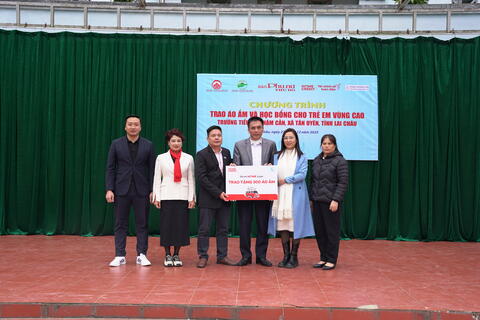 Trao áo ấm và học bổng cho học sinh vùng cao Trường Tiểu học Nậm Cần, Tân Uyên