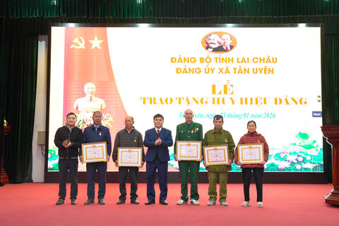 Lễ trao Huy hiệu Đảng đợt 03/02/2026