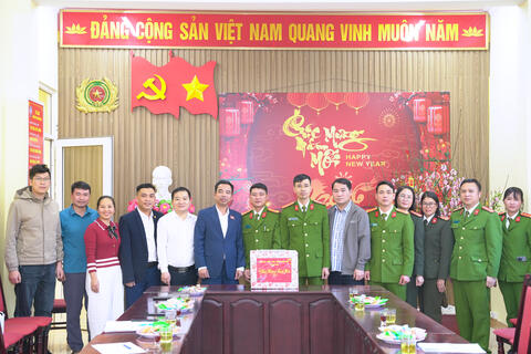 Thường trực Đảng ủy xã Tân Uyên thăm, tặng quà Tết lực lượng vũ trang xã