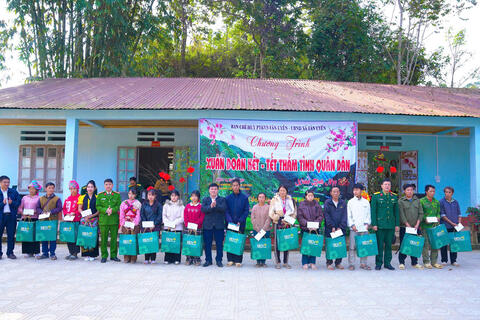 Xuân đoàn kết- Tết thắm tình quân dân