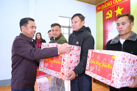 70 xuất quà được trao đến tay hộ nghèo, hộ có hoàn cảnh khó khăn