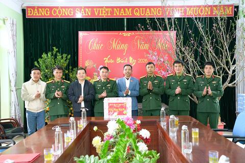 Lãnh đạo Thường trực Đảng ủy thăm, chúc Tết Ban Chỉ huy phòng thủ khu vực 3- Tân Uyên