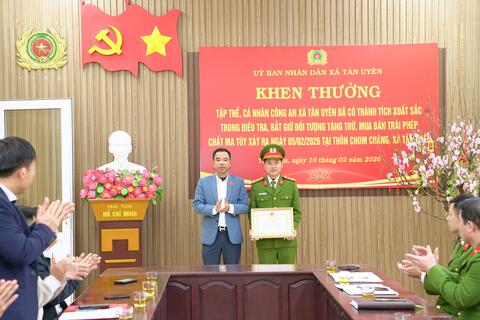 Xã Tân Uyên: Khen thưởng đột xuất cho tập thể, cá nhân Công an xã, có thành tích xuất sắc trong điều tra, bắt giữ đối tượng tàng trữ, mua bán trái phép chất ma túy