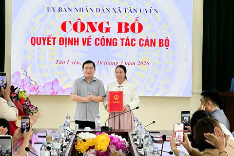 UBND xã Tân Uyên: Công bố Quyết định về công tác cán bộ