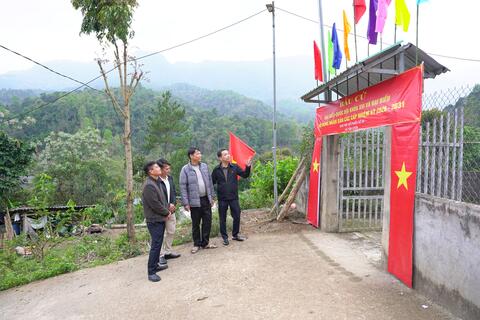 Đồng chí Bí thư Đảng ủy, Nguyễn Minh Hiệu đi kiểm tra công tác chuẩn bị bầu cử tại một số khu vực bỏ phiếu trên địa bàn xã Tân Uyên