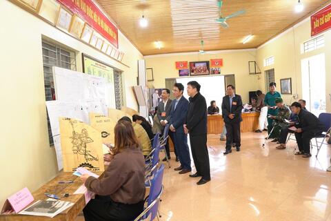 Đồng chí Phó Chủ tịch UBND tỉnh, kiểm tra công tác bầu cử tại xã Tân Uyên