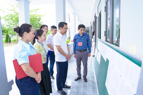 Đồng chí Bí thư Đảng ủy xã Nguyễn Minh Hiệu kiểm tra công tác chuẩn bị tổ chức Kỳ thi tốt nghiệp THPT năm 2026 tại các điểm thi trên địa bàn xã Tân Uyên