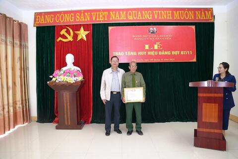 Đảng bộ xã Tân Uyên có 06 Đảng viên được nhận Huy hiệu Đảng đợt 7/11