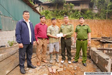 Phòng An ninh, Ngoại giao Công an tỉnh Lai Châu hỗ trợ kinh phí xóa nhà tạm, nhà dột nát cho 4 hộ gia đình tại xã Thân Thuộc