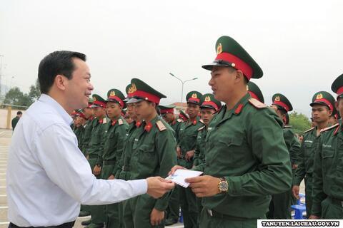 Đồng chí Lò Văn Biên, Phó Chủ tịch UBND huyện thăm và động viên chiến sỹ mới tại Trung đoàn 880, Bộ chỉ huy Quân sự tỉnh