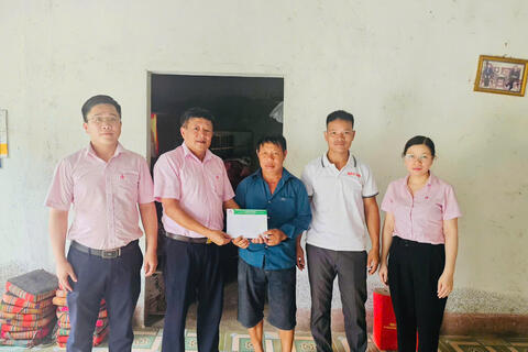 Phòng giao dịch Ngân hàng chính sách xã hội Tân Uyên thăm, tặng quà các gia đình chính sách nhân dịp 27/7.