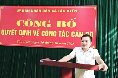 Công bố quyết định về công tác cán bộ