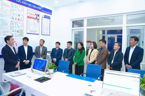 Đồng chí Lê Đức Dục - Trưởng Ban Tuyên giáo và Dân vận Tỉnh ủy trao quà tết cho các đơn vị trực Tết và đảng viên trên 70 năm tuổi Đảng, người có công, nhân dịp Tết Bính Ngọ tại xã Tân Uyên