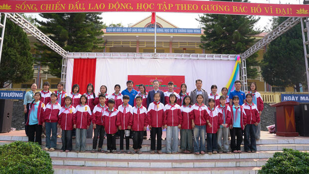 Trao tặng 260 áo ấm cho học sinh có hoàn cảnh khó khăn trên địa bàn xã Tân Uyên tỉnh Lai Châu