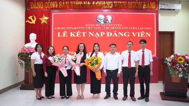 Chi bộ Ngân hàng NN & PTNT chi nhánh Tân Uyên Lai Châu kết nạp Đảng viên mới