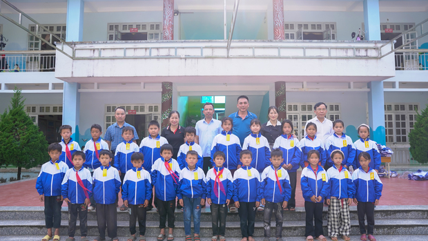 Tân Uyên: Trao tặng 500 áo phao cho học sinh có hoàn cảnh khó khăn
