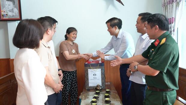 Đồng chí Lê Đức Dục – Trưởng Ban Tuyên giáo và Dân vận Tỉnh ủy thăm và tặng quà các gia đình chính sách xã Tân Uyên nhân dịp 30/4-01/5